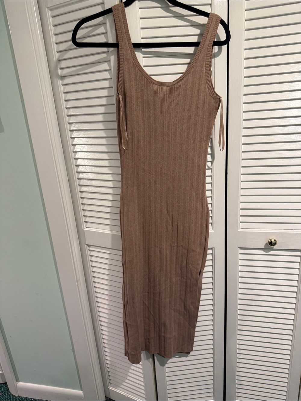 Abercrombie & Fitch Ribbed Scoop-Neck Midi sweater Dress in Taupe